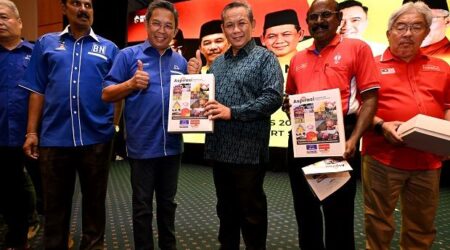 Datuk Seri Aminuddin Harun (third from right) at the unveiling of the manifesto. Also present were state Umno chief Datuk Seri Jalaluddin Alias (on Aminuddin's right), state Barisan and Pakatan component leaders and candidates.