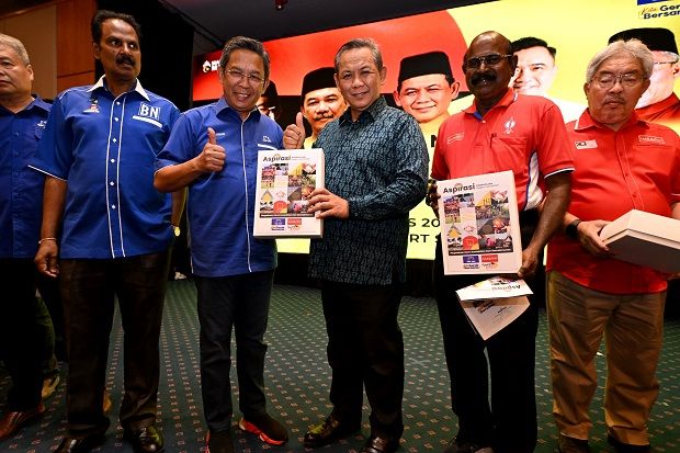Datuk Seri Aminuddin Harun (third from right) at the unveiling of the manifesto. Also present were state Umno chief Datuk Seri Jalaluddin Alias (on Aminuddin's right), state Barisan and Pakatan component leaders and candidates.