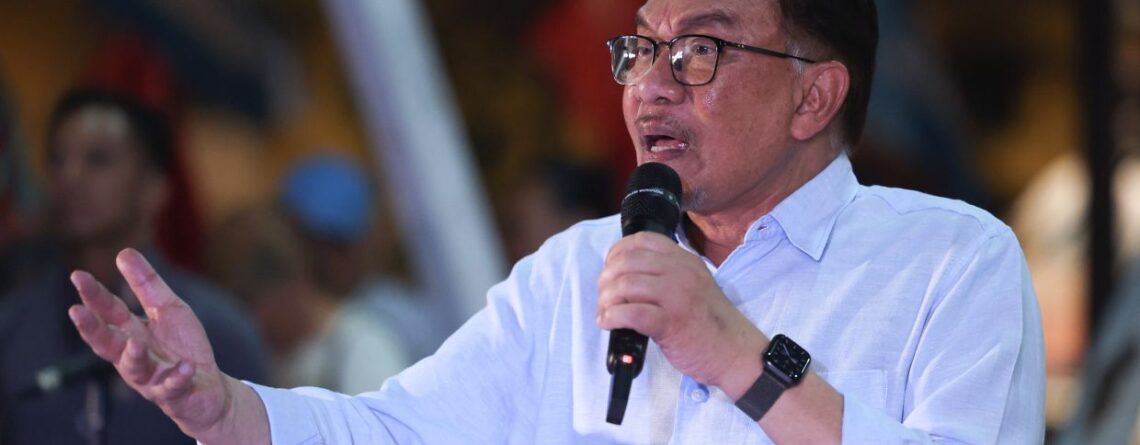 PETALING JAYA, 6 Ogos -- Perdana Menteri Datuk Seri Anwar Ibrahim yang juga Pengerusi Pakatan Harapan berucap pada Ceramah Jelajah Perpaduan MADANI di Petaling Jaya malam ini. --fotoBERNAMA (2023) HAK CIPTA TERPELIHARA