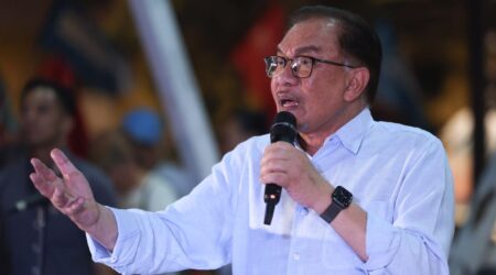 PETALING JAYA, 6 Ogos -- Perdana Menteri Datuk Seri Anwar Ibrahim yang juga Pengerusi Pakatan Harapan berucap pada Ceramah Jelajah Perpaduan MADANI di Petaling Jaya malam ini. --fotoBERNAMA (2023) HAK CIPTA TERPELIHARA