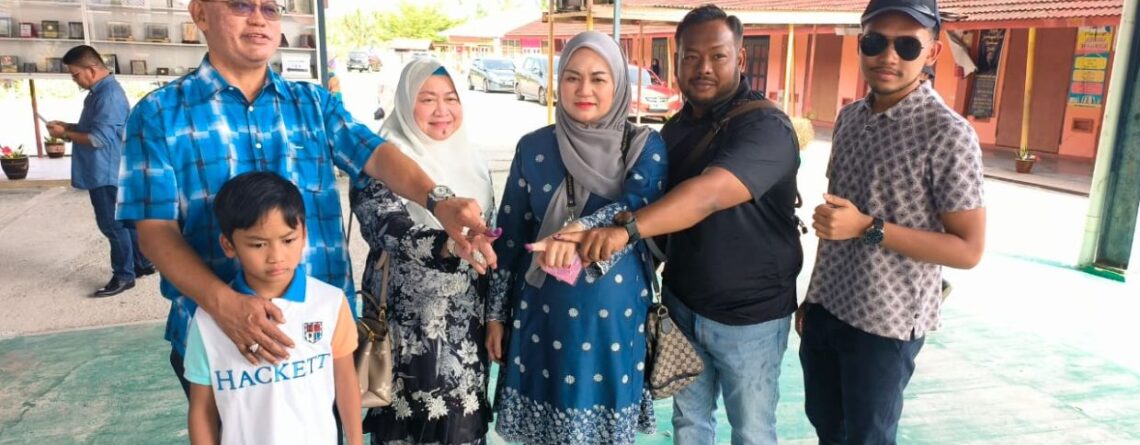 Perikatan Nasional candidate Nurul Syazwani Noh (third right), who is vying the Permatang state seat, together with her father and mentor Tan Sri Noh Omar, who is former Tanjong Karang MP showing up at the SK Sungai Burong polling centre after casting their votes. With them were Nurul Syazwani's mother Puan Sri Dr Aishah Salleh (second left), her husband Hisyam Hedzril Nor Hashim (second right), their young son Qal Qadri and her younger brother Muhammad Nur Isyraff (right).