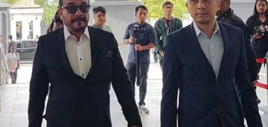Datuk Seri Khalid Mohamad Jiwa (left), better known as Datuk K, arriving at the Kuala Lumpur High Court. - Photo courtesy of Sinar Harian