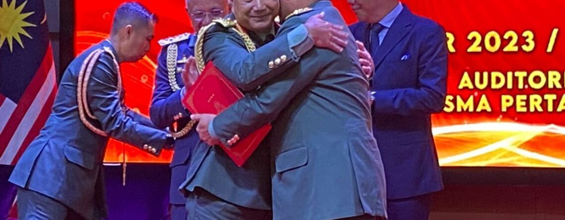 Gen Mohammad Ab Rahman (hugging - left) handed over his post of Army chief to Segamat-born Datuk Muhammad Hafizuddeain Jantan (hugging - right), who was previously the Army deputy chief.